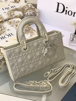 حقيبة نسائية كلاسيكية