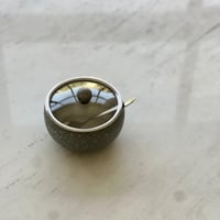 علبة معدنية وملعقة