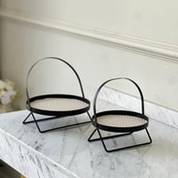 تقديمة معدن بلون اسود