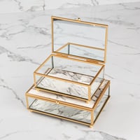 صندوق زجاجي بغطاء مرآة