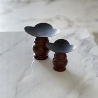 تقديمة معدن بقاعدة خشب