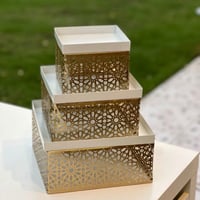 تقديمة معدن بلون ذهبي