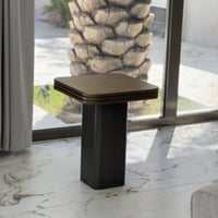 طاولة معدن بشكل مميز