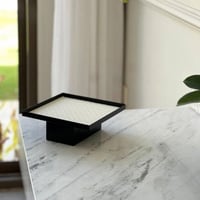 تقديمة معدن بطبقة جلد