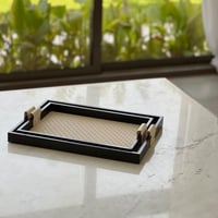 صينية تقديم خشب بمسكة جلد