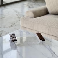 صينية تقديم اكريلك بمسكة خشب