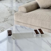 صينية تقديم اكريلك بمسكة خشب