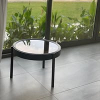 طاولة بسطح زجاج