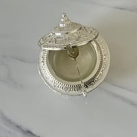 علبة مع ملعقة