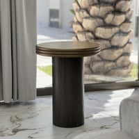 طاولة معدن بشكل مميز