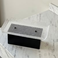 تقديمة اكريلك بقاعدة معدن