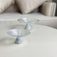 تقديمة زجاج بقاعدة رخام