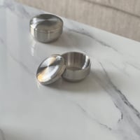 تقديمة معدن بلون فضي