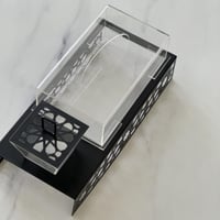 علبة مناديل مع علبة اكريلك بقاعدة معدن