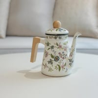 ابريق معدن بمسكة خشب