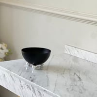 تقديمة معدن بلون اسود