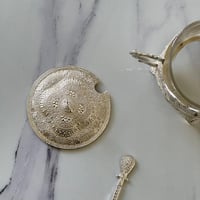 علبة مع ملعقة