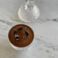 منظم ملاعق زجاج بلمسة خشبية