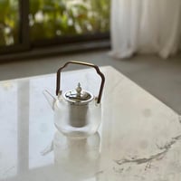 ابريق زجاج بمسكة خشب