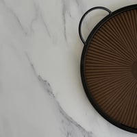 صحن تقديم خشب بحواف معدن