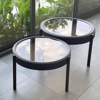 طاولة بسطح زجاج