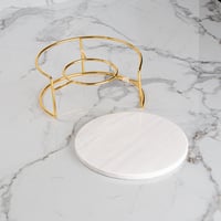 تقديمة رخام بقاعدة ذهبية