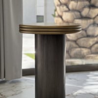 طاولة معدن بشكل مميز