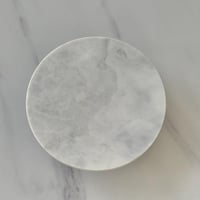 تقديمة رخام بقاعدة خشب