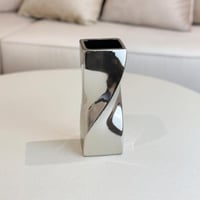 فازة سيراميك بشكل مميز