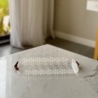 صينية تقديم اكريلك بمسكة جلد