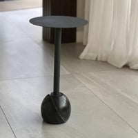 طاولة معدن اسود بقاعدة رخام