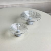 تقديمة زجاج بقاعدة رخام