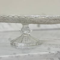 تقديمة زجاج بقاعدة