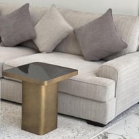 طاولة معدن بسطح زجاج