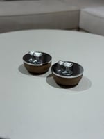 تقديمة خشبية بقاعدة معدن