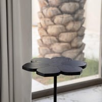 طاولة خشب بقاعدة معدن مميزة