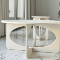 طاولة خشبية بشكل عصري