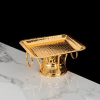 تقديمة بقاعدة لون ذهبي