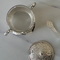 علبة مع ملعقة