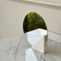 مراية بقاعدة رخام