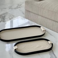 صينية تقديم بمسكة جلد