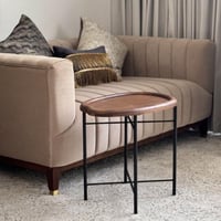 طاولة خشب بقاعدة معدن مميزة