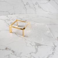 تقديمة اكريليك بقاعدة ذهبية