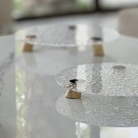 تقديمة اكريلك بقاعدة رخام ترافنتينو