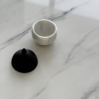 تقديمة رخام بغطاء معدن