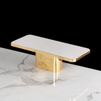 تقديمة رخام فاخرة بقاعدة ذهبية