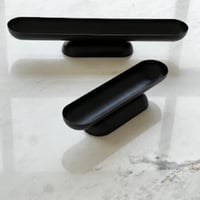 تقديمة معدن بلون اسود