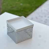 تقديمة معدن بلون فضي