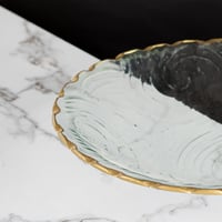 صحن تقديم زجاجي باطراف ذهبية