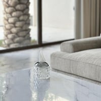 علبة مناديل اكريلك بغطاء فضي